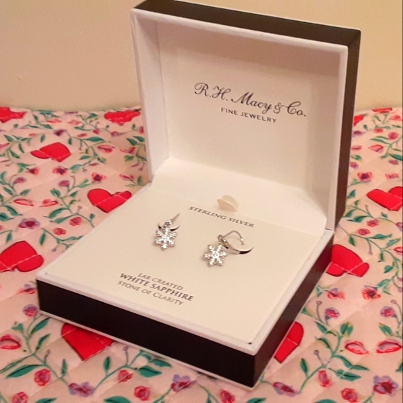 💥Deal!💥Selling for 50% off Reg. Retail price! NWT Macy's Snowflake Earrings - Picture 5 of 5